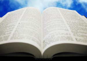 Bijbel in blauwe lucht